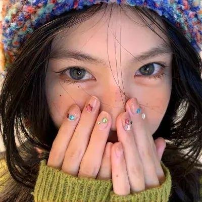 穿风信子蓝的少女